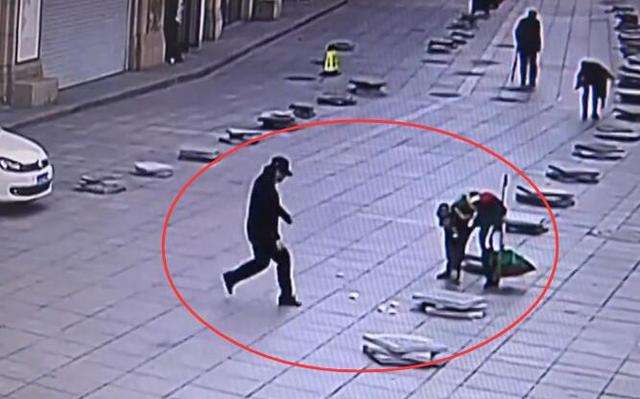 梦见自己一路走一路捡钱的简单介绍