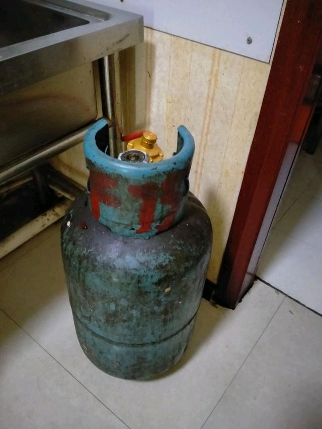 如今液化气几钱一公斤(15公斤液化气120元贵吗)