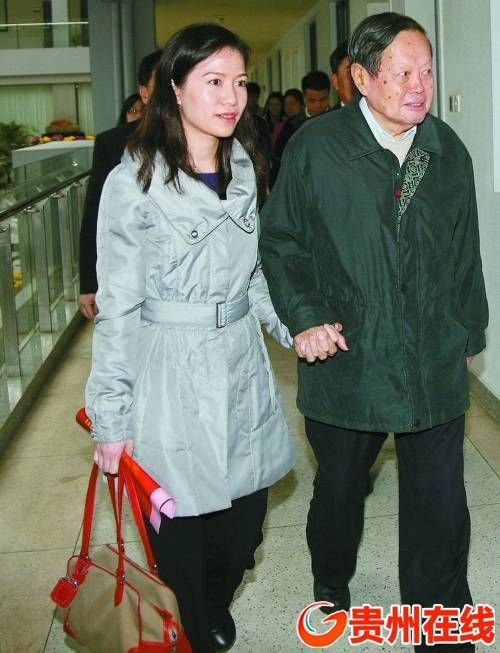 翁帆小我材料简历(翁帆前5夫照片44) 翁帆小我材料简历(翁帆前5夫照片44)