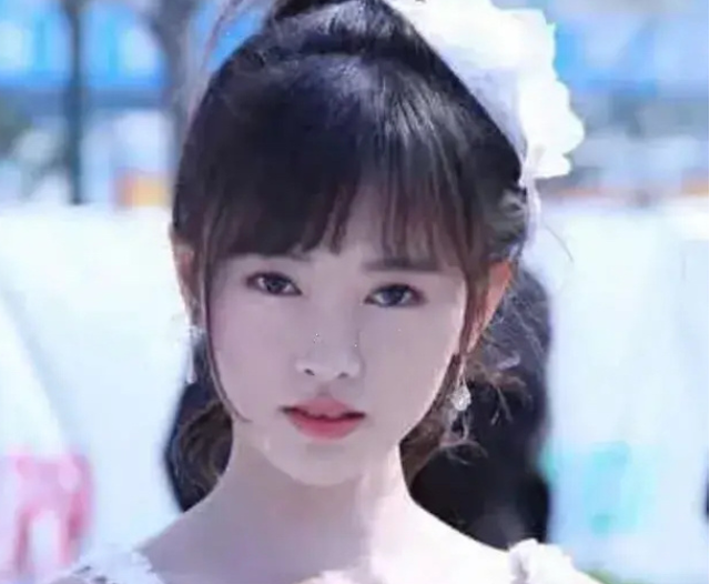 鞠婧祎出道前角逐照片(snh48史上最丑成员)